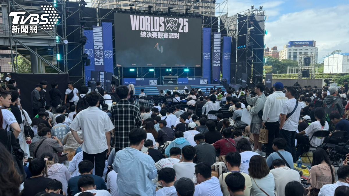 擠爆！凌晨3點卡位　英雄聯盟直播派對座位秒殺