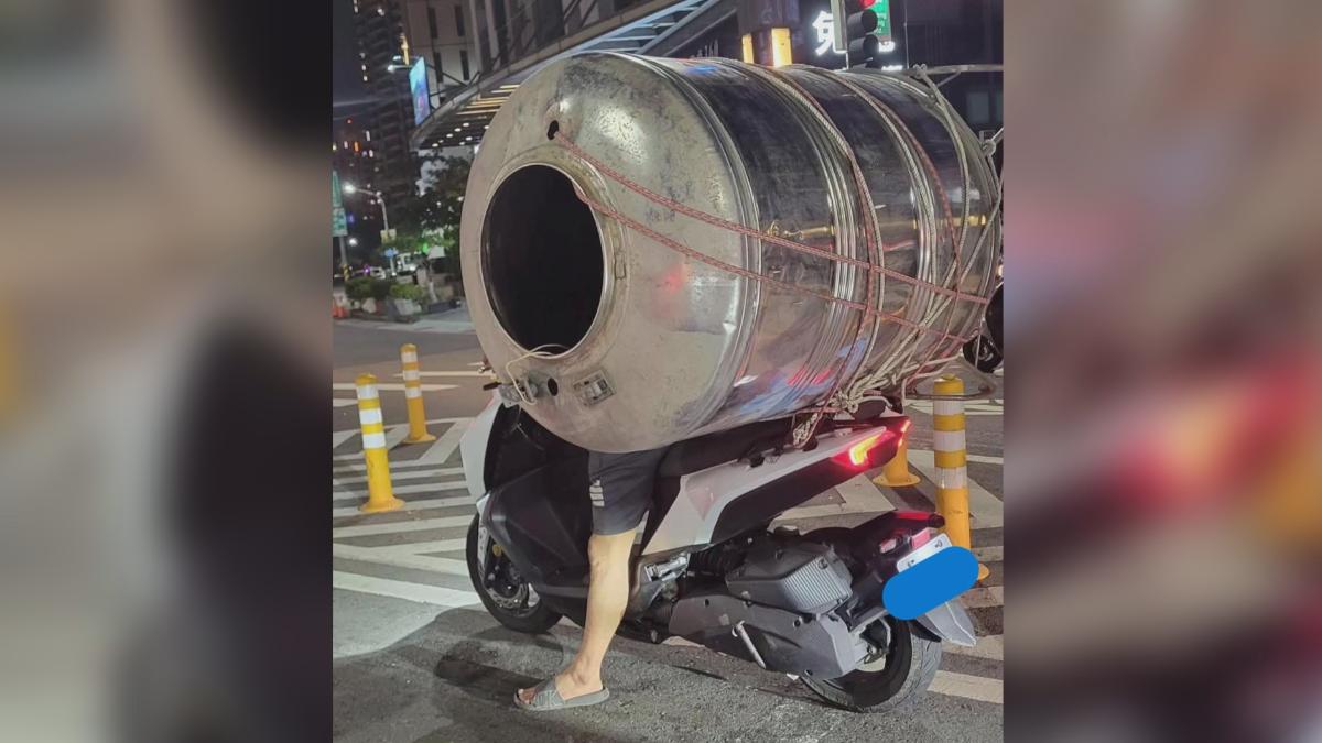 機車載水塔上街！　險看嘸騎士身影　民眾驚：以為到東南亞