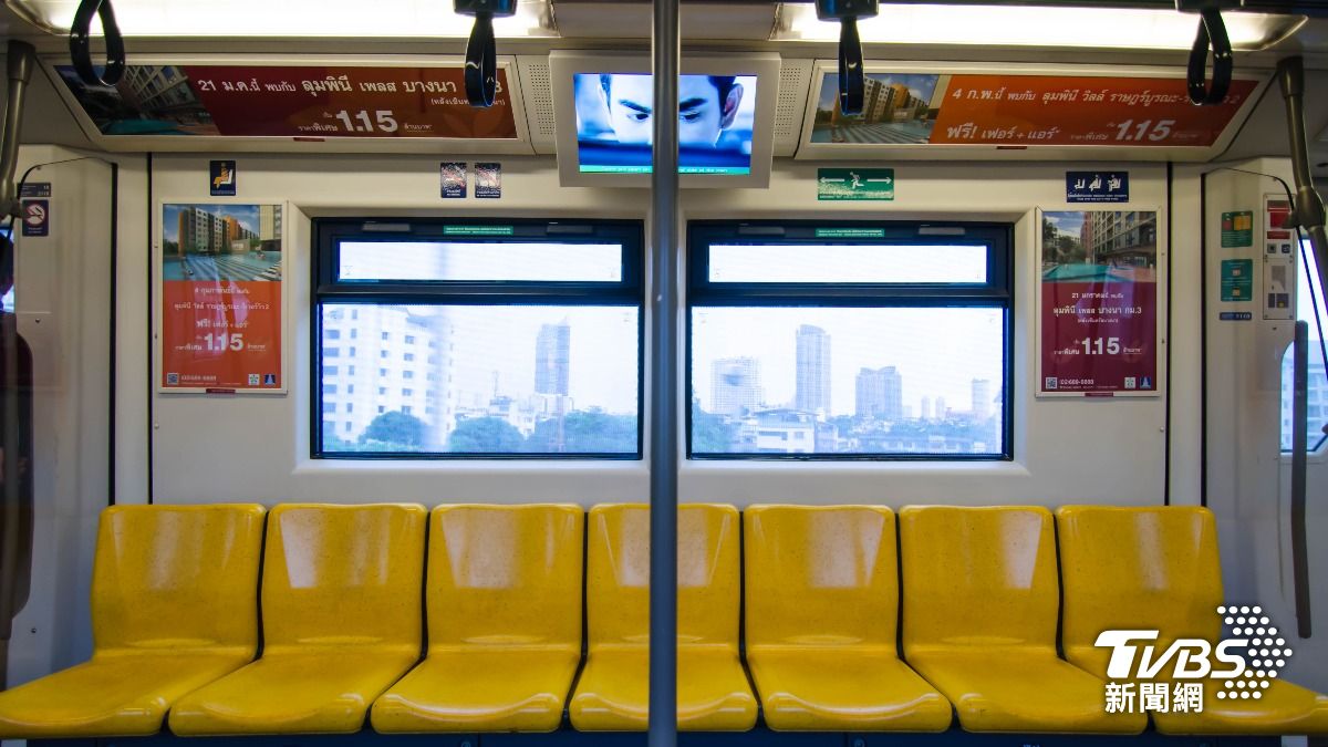 超狂行銷！曼谷BTS車廂「掛滿防曬乳」　網虧：放台灣會被搶空