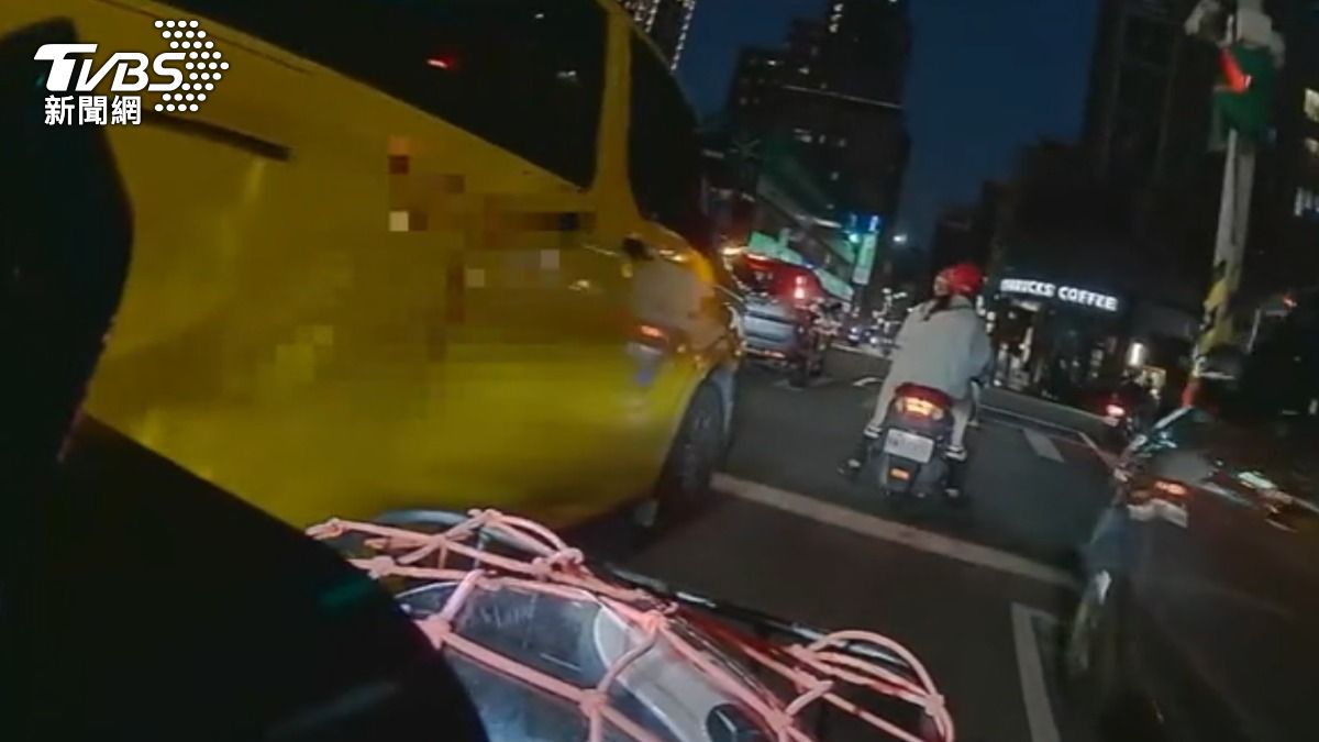 獨／騎車、小黃碰撞！　童倒地大哭　母控運將逼車