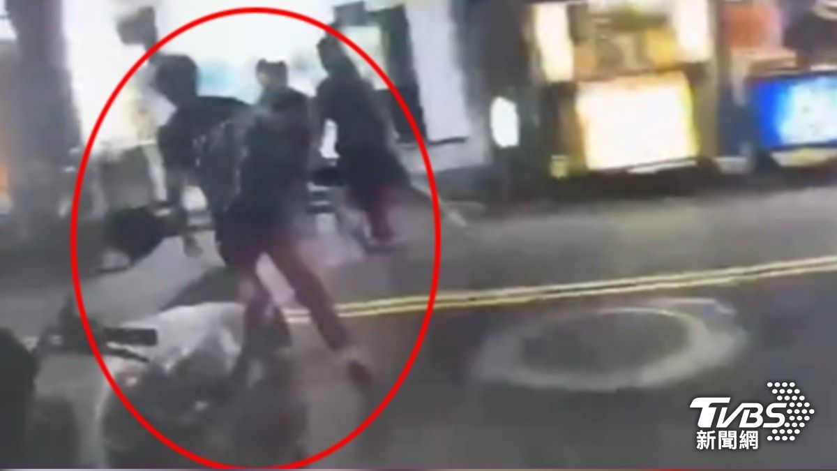 跟警察對到「眼」！通緝犯狂奔　臉趴地遭圍捕