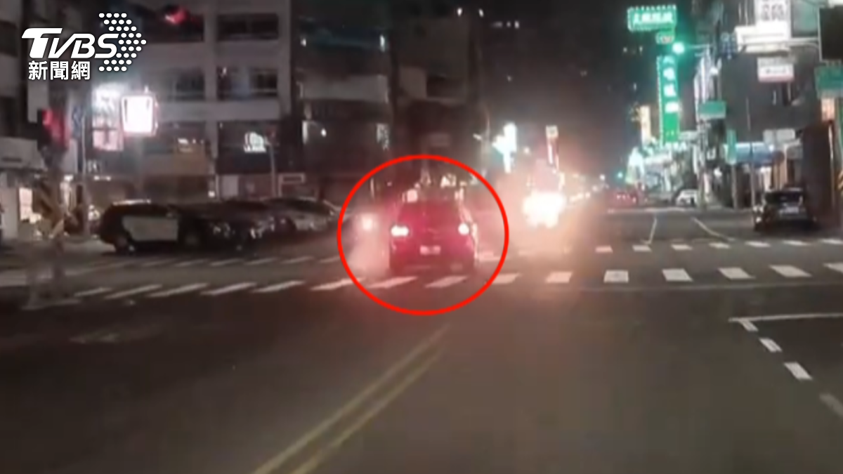 離譜! 轎車沿路打右轉燈 竟左偏「逆向撞騎士」還肇逃