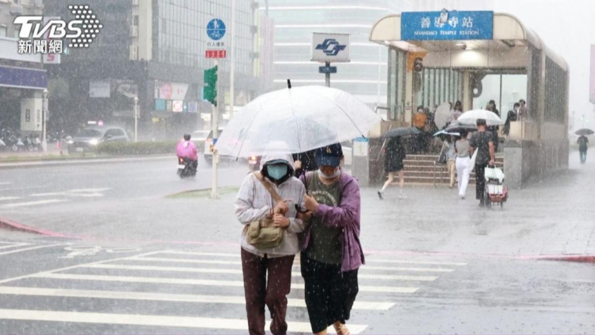 天氣／鳳凰颱風達中颱上限！北台雨彈來襲　氣象署估「這地」登陸