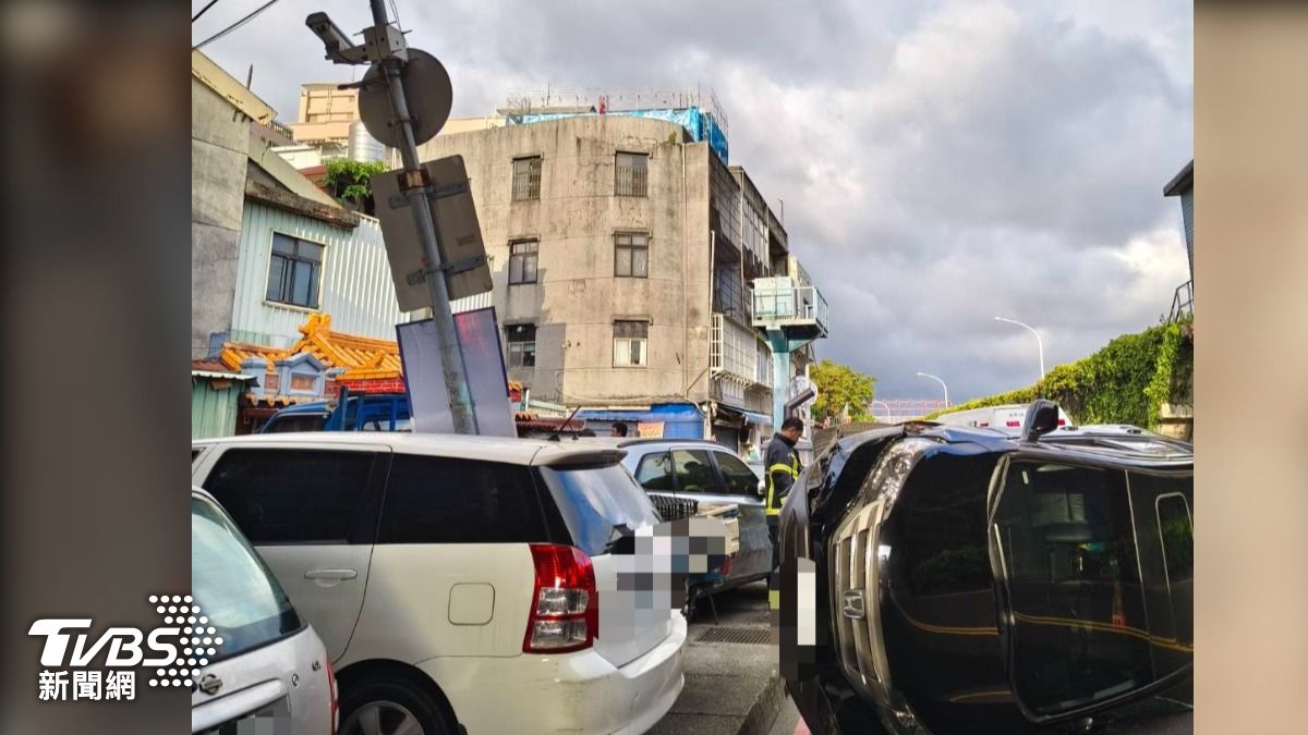 疑身體不適！駕駛失控連撞3車翻覆　鏡頭君也遭殃