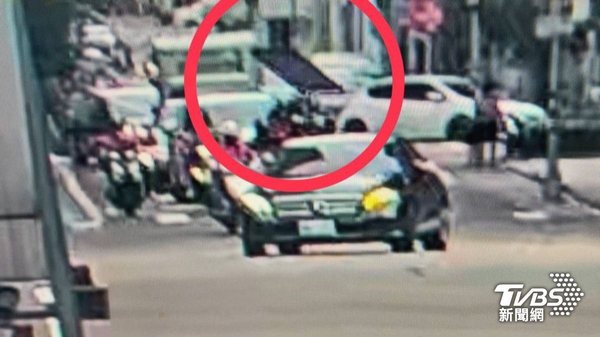 玻璃窗驚悚墜落!黑車擦身驚險過 恐怖畫面全都錄