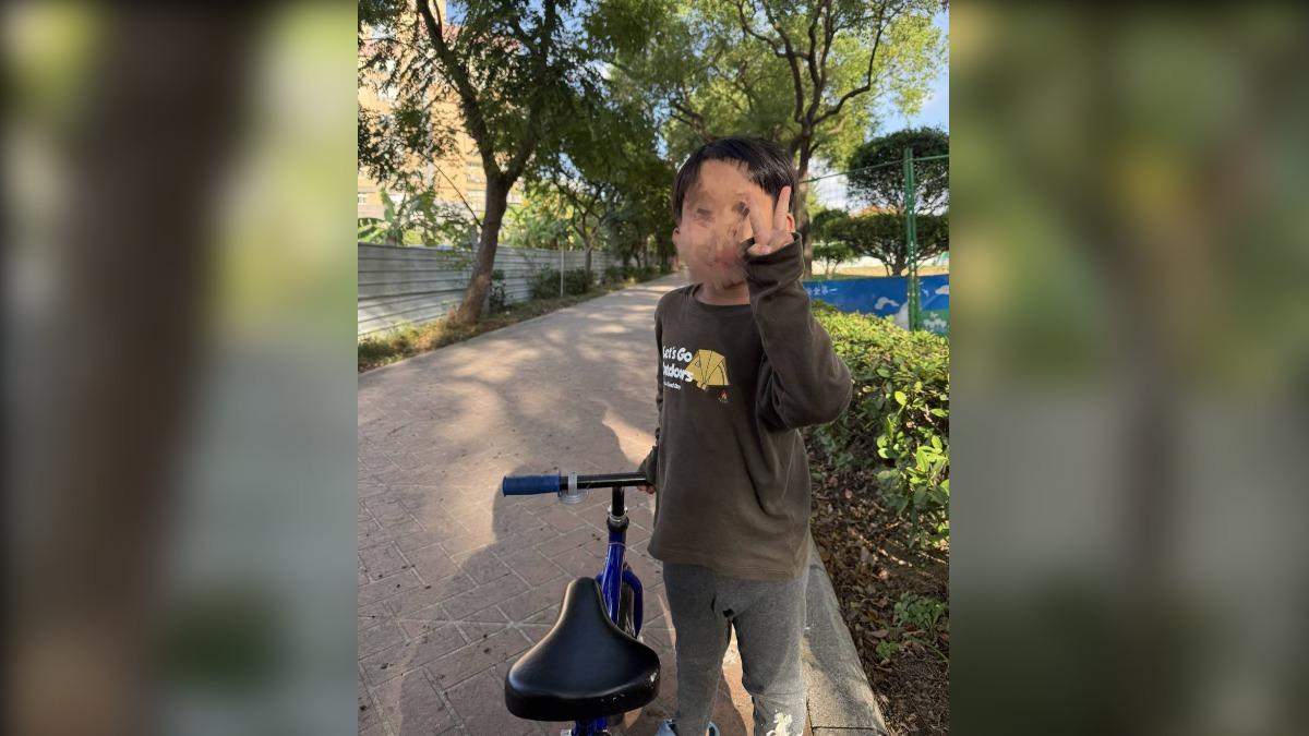 五歲小騎士騎滑步車溜車追風 父母急報警 警速攔截