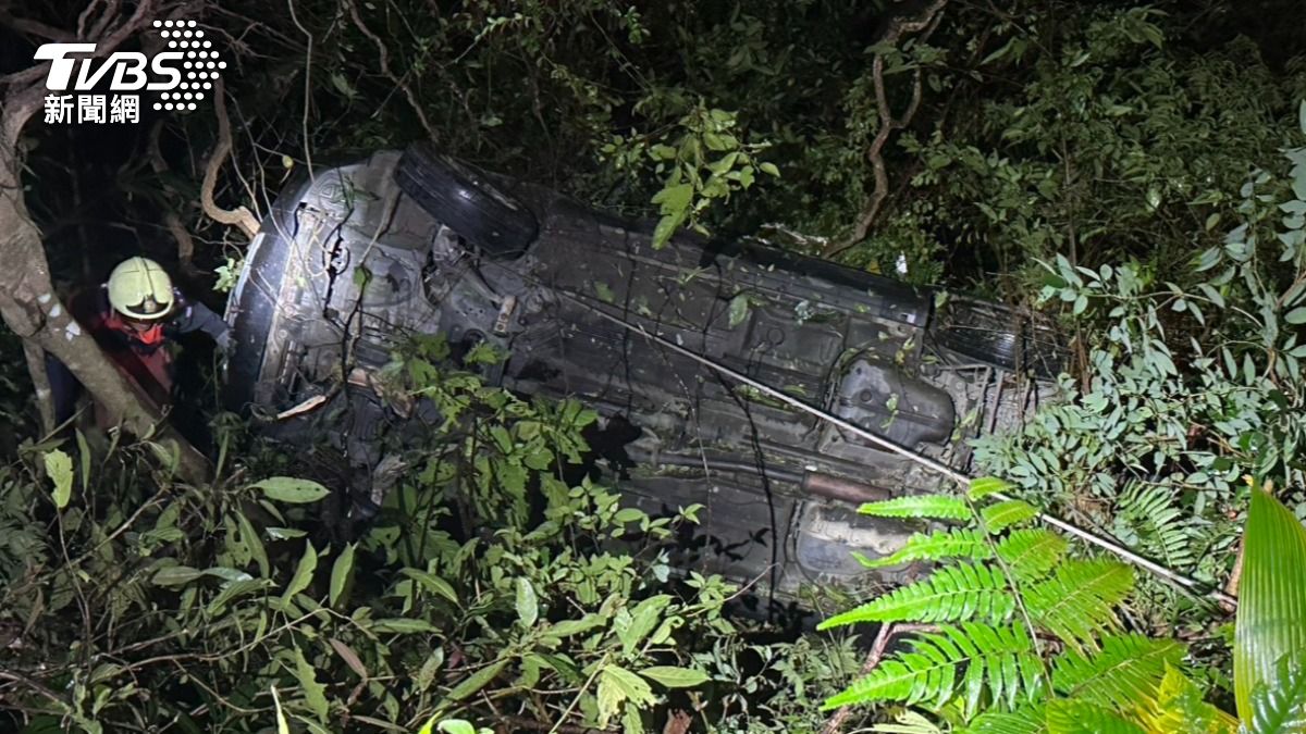 疑天雨路滑!新北車輛墜6米深坡 妻跳車夫遭夾困2小時獲救