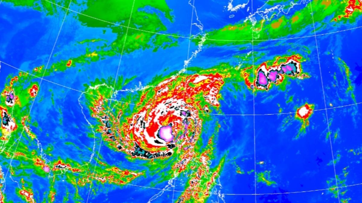 天氣／鳳凰颱風可能「雲林登陸」！深夜撞進台灣　雨轟3縣市紫到發白