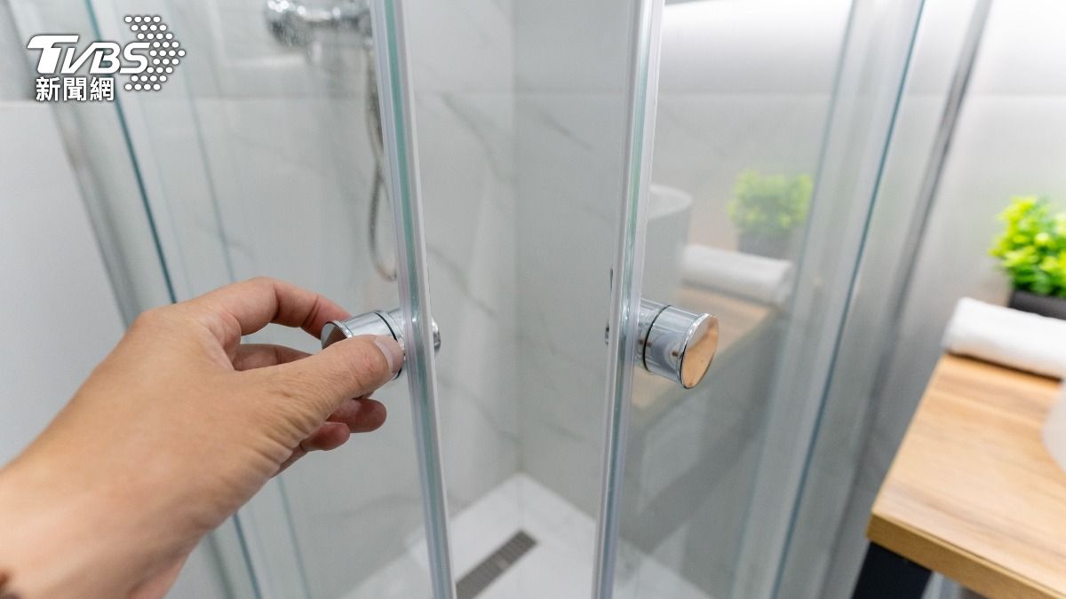 浴室陳年水垢超難清!網用「1神物」秒透亮 省錢還不傷手