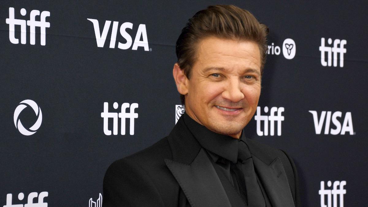 「鷹眼」傑瑞米雷納爆傳露骨照　名導出面控他性騷