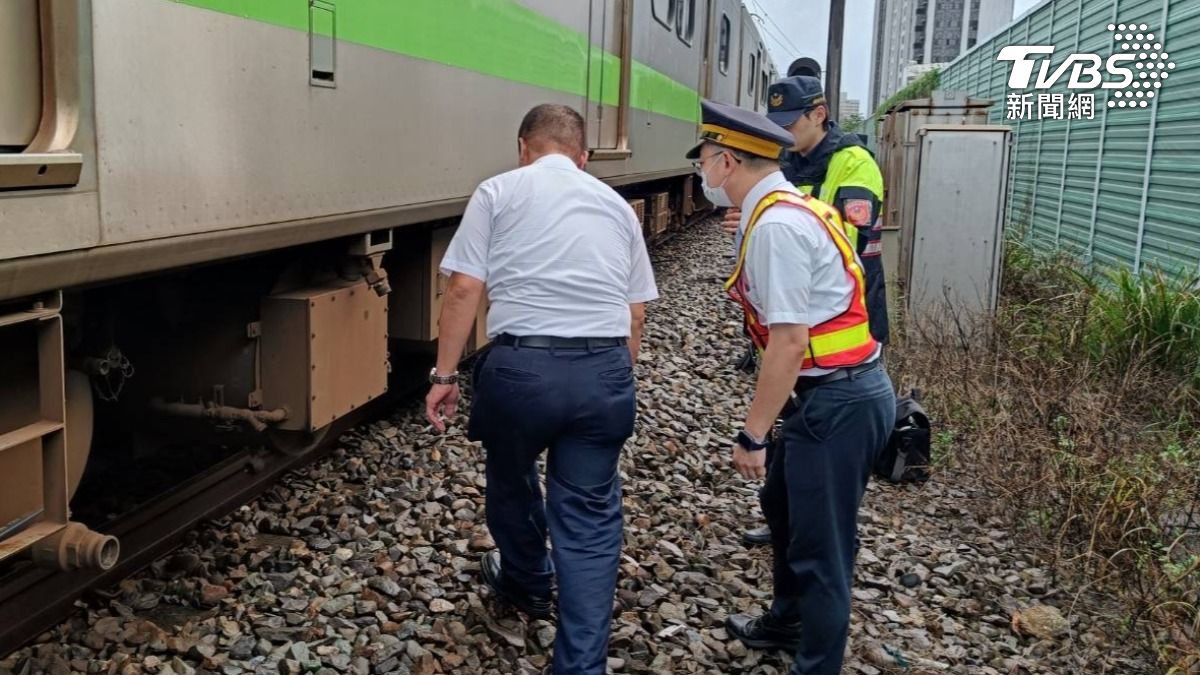 平交道驚魂！騎士雨天緊急煞車滑倒　路人救援保命機車慘遭撞