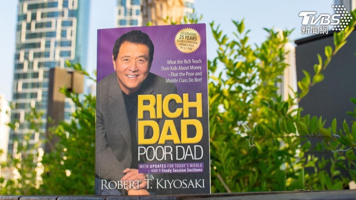 《富爸爸》說買入!預言黃金飆2.7萬美元、比特幣衝25萬美元