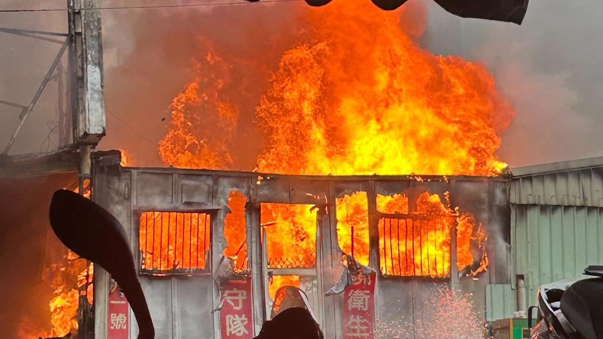 快訊/高雄三民區里活動中心「全面燃燒」 里長辦公室付之一炬