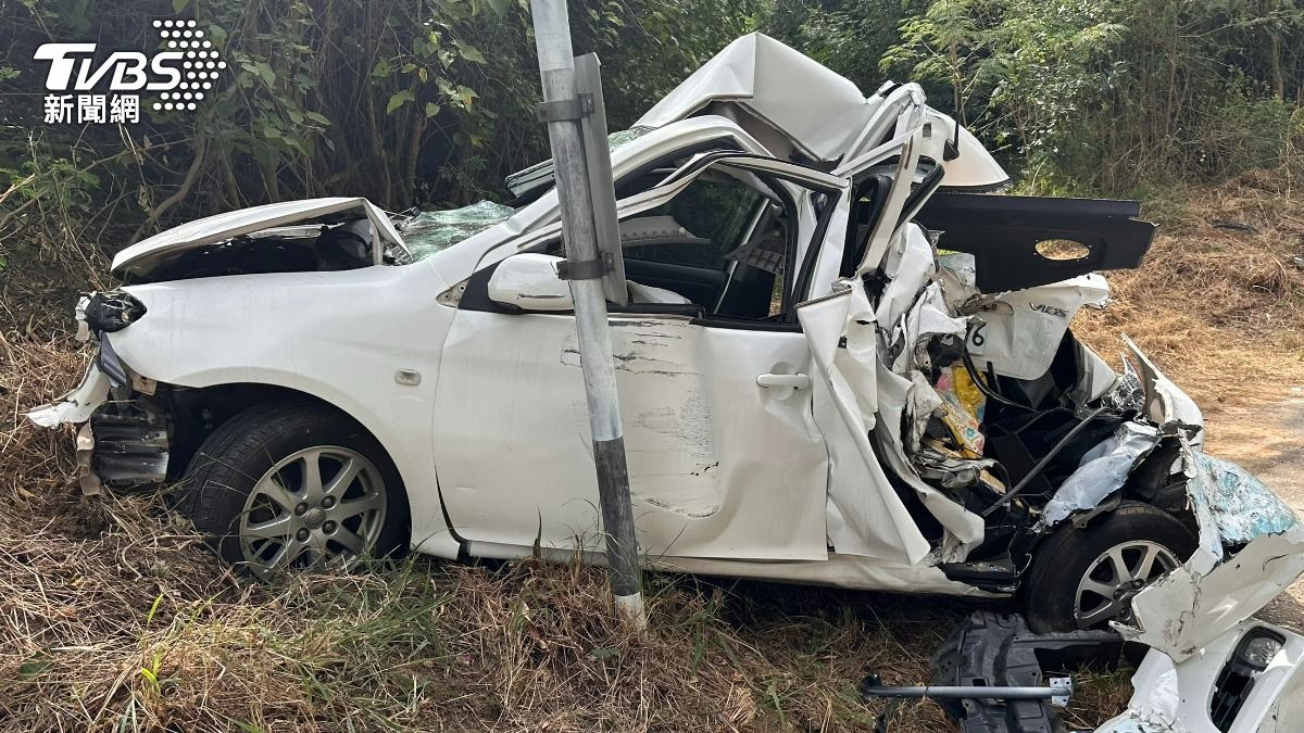 金門轎車下坡突180度甩尾遭貨車猛撞「後座全毀」　女駕駛斷腿