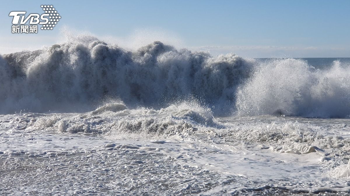 西班牙渡假勝地掀海嘯般巨浪3死15傷　目擊者：有警告他們快遠離