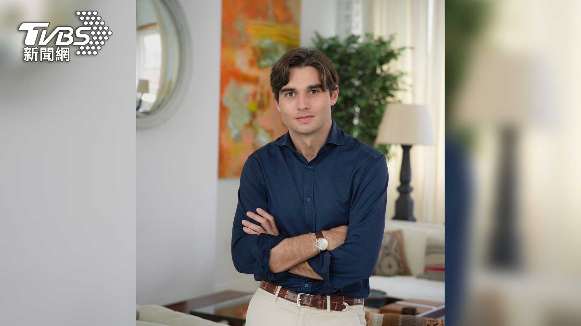 《操控》是哈佛大學高材生J‧R‧桑頓(J. R. Thornton)的第二部作品。他以自身經歷為基礎,建構哈佛校園以及學生與社團間的心理情境,將人際關係描寫得更加入木三分。(圖/TVBS) 《操控》是哈佛大學高材生J‧R‧桑頓(J. R. Thornton)的第二部作品。他以自身經歷為基礎,建構哈佛校園以及學生與社團間的心理情境,將人際關係描寫得更加入木三分。(圖/TVBS)