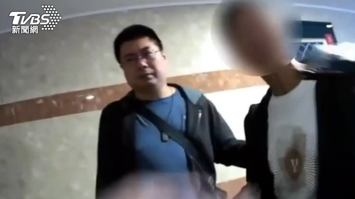 周姓共犯遭警方拘提。(圖/TVBS) 周姓共犯遭警方拘提。(圖/TVBS)