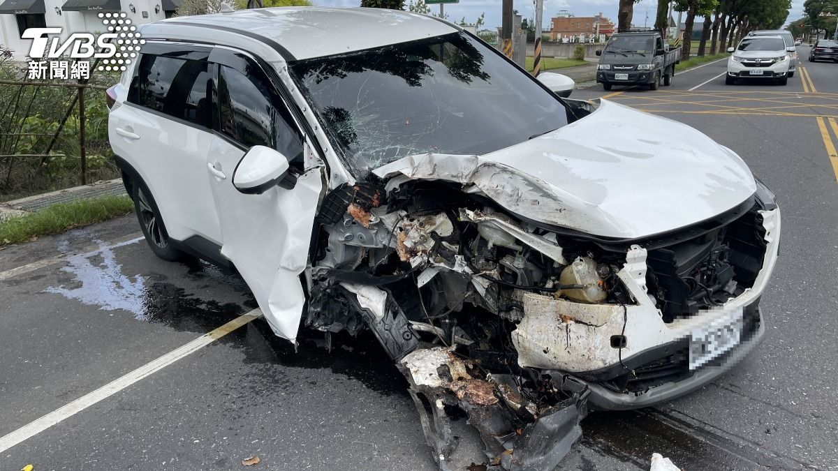 休旅車猛撞路樹!宜蘭6歲童重傷 前輪噴飛、車頭全毀畫面曝