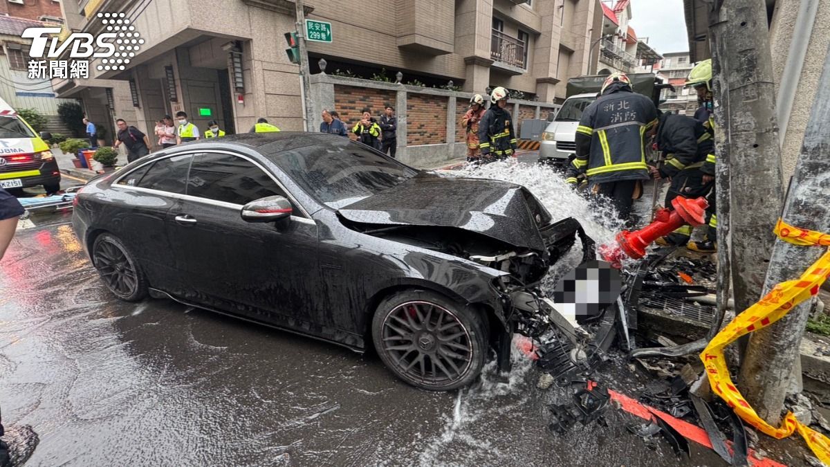 又是毒駕!吸喪屍煙彈「撞斷消防栓」水柱狂流成噴泉