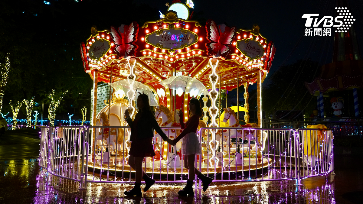 圖輯/新北耶誕城夜間好浪漫 馬戲團主題打造冬季「最美新北」