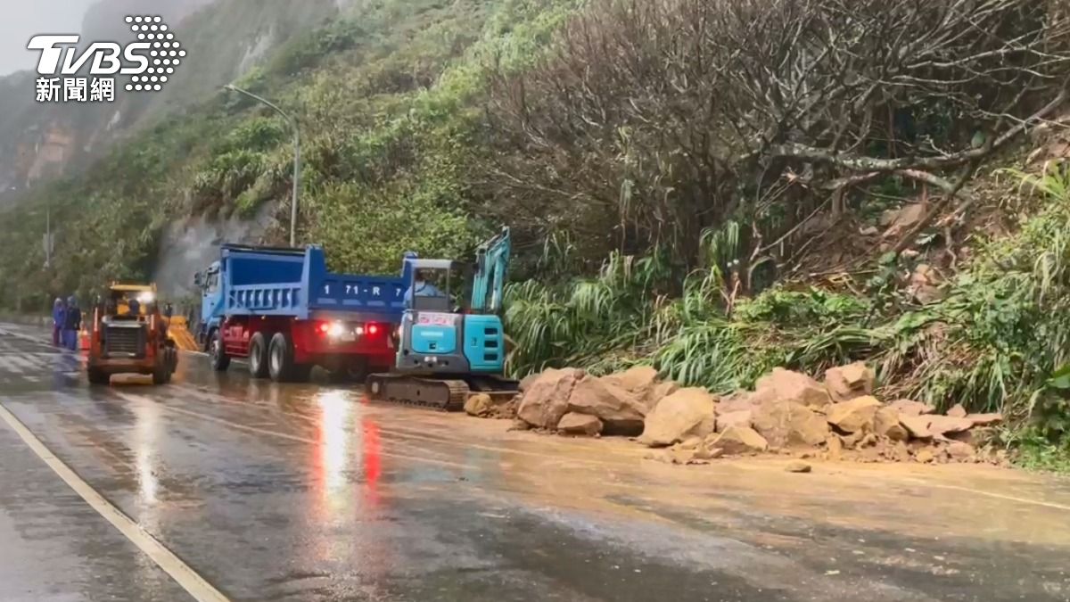 新北大豪雨警戒!萬里區國聖埔山坡 土石大面積崩落