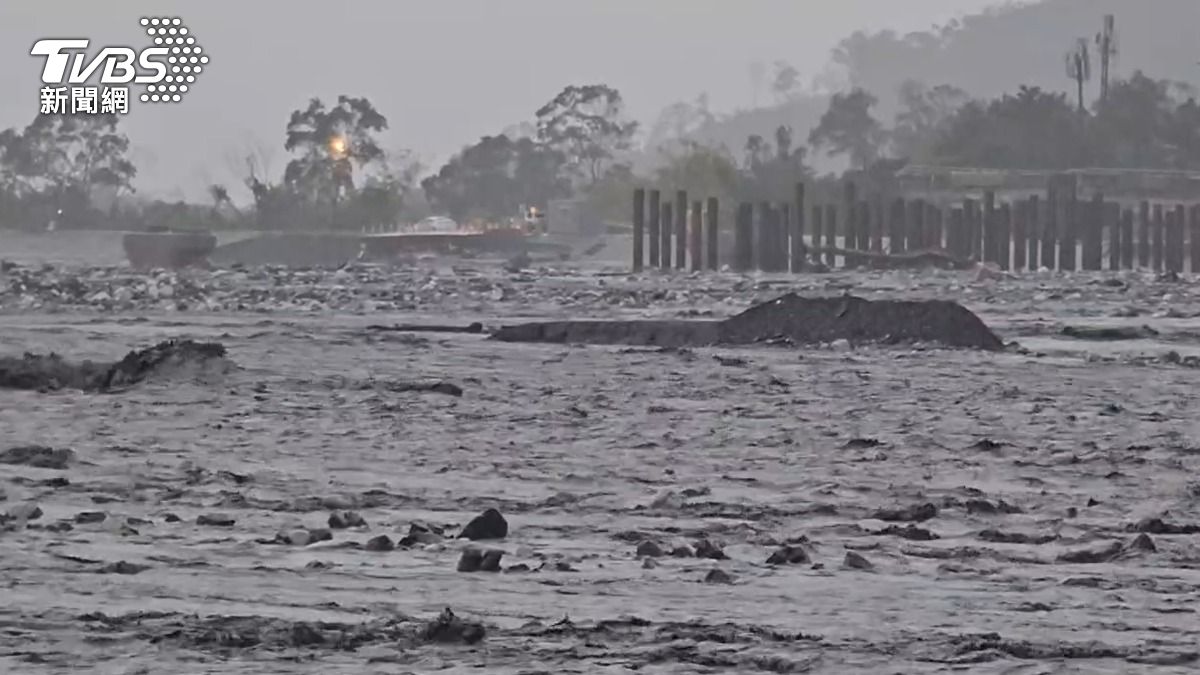 Typhoon Fung-wong forces mass evacuations in eastern Taiwan