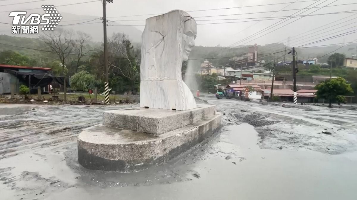 有片/馬太鞍溪暴漲!泥水灌進萬榮明利村 小轎車整輛被沖走