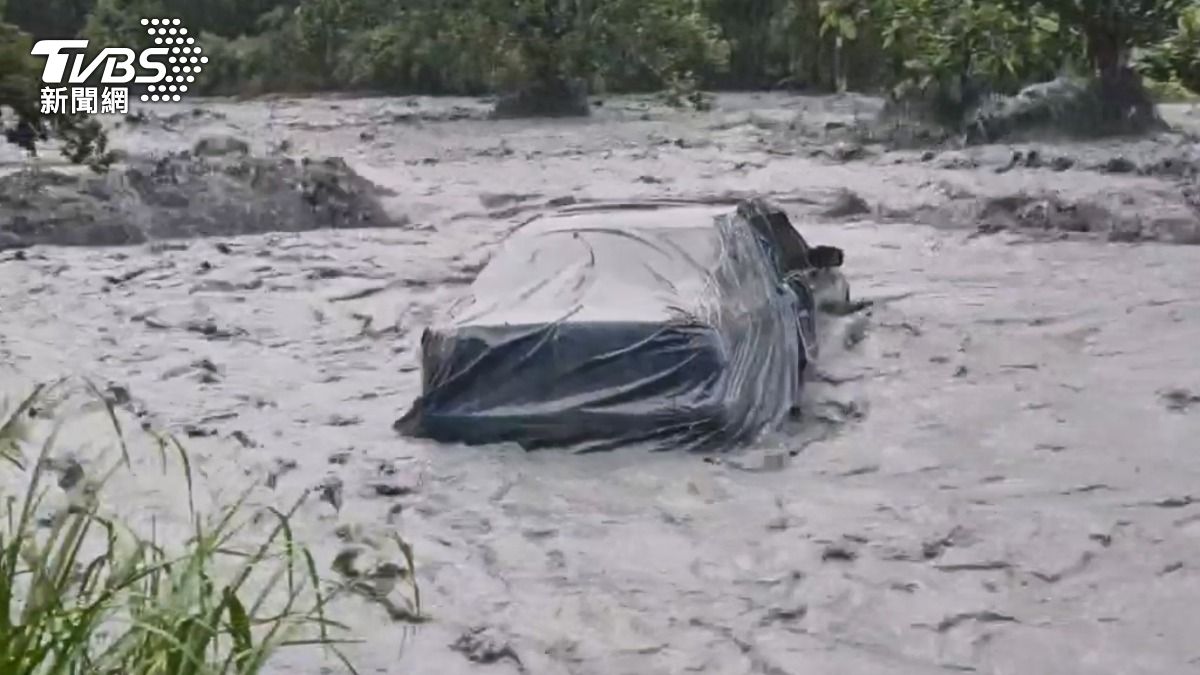 花蓮馬太鞍溪又溢流！泥水灌進明利部落　泥沙堆積近1米高