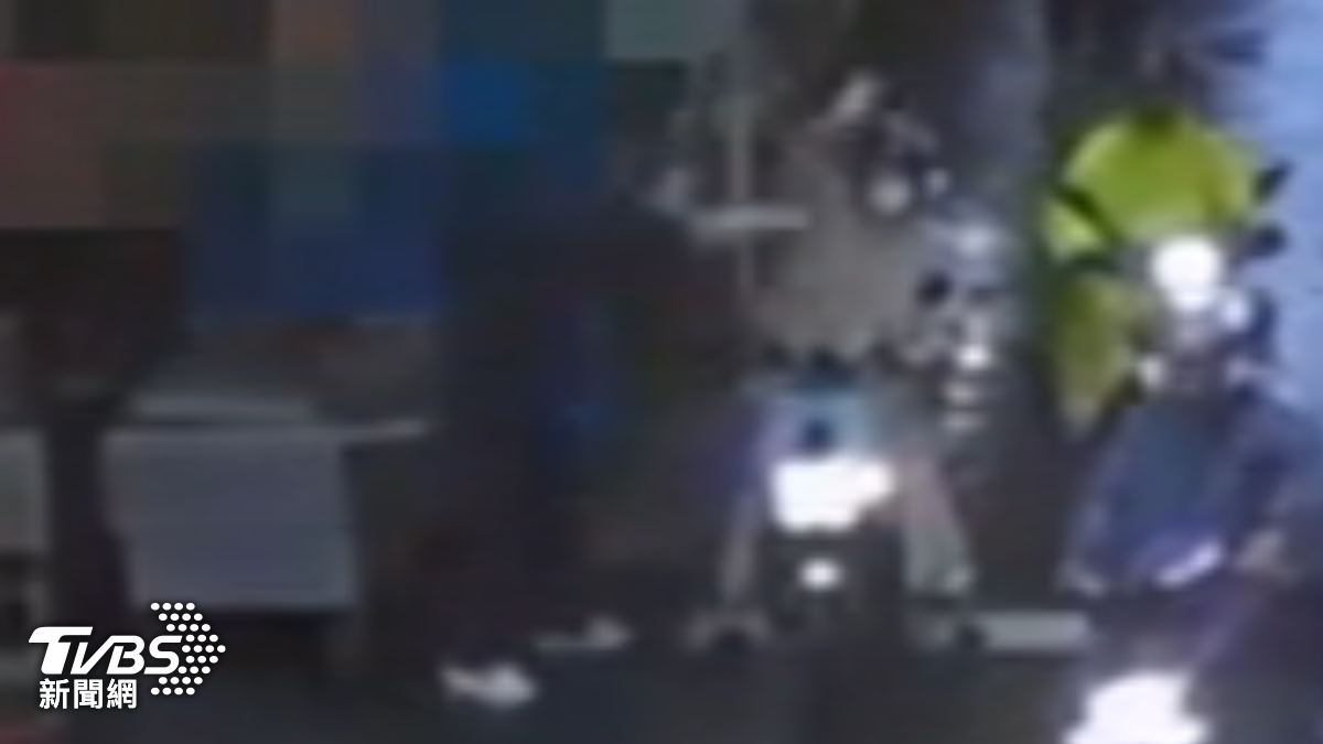 菸蒂彈到手上!女騎士一句話 56歲男竟持雨傘「猛擊頭部」撕裂傷