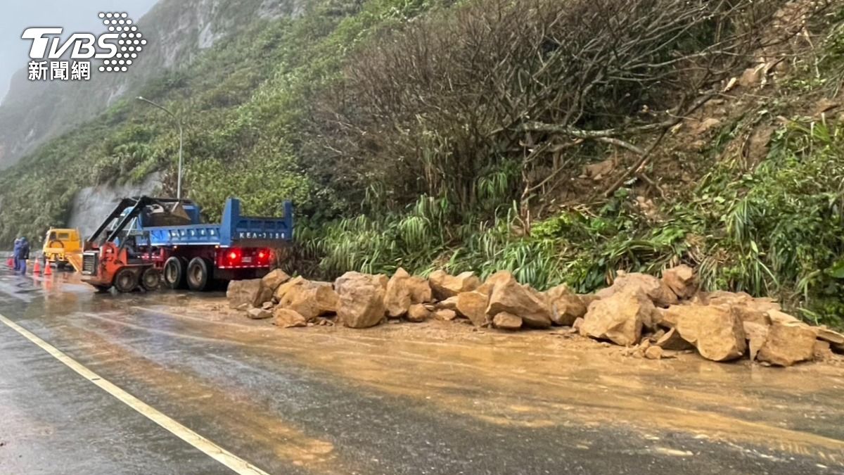 鳳凰颱風外圍環流釀災!新北野柳海岸公路落石 基隆深澳坑山崩