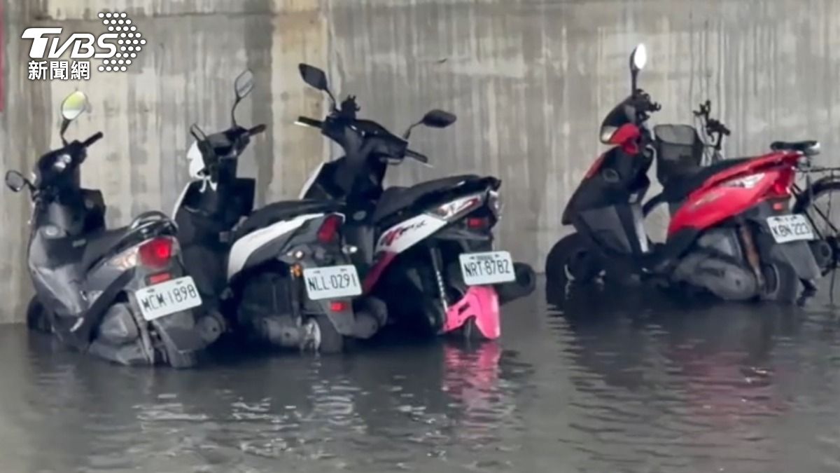 宜蘭河暴漲!機車泡水無法發動 颱風襲擊民宿業者嘆:2天退5房