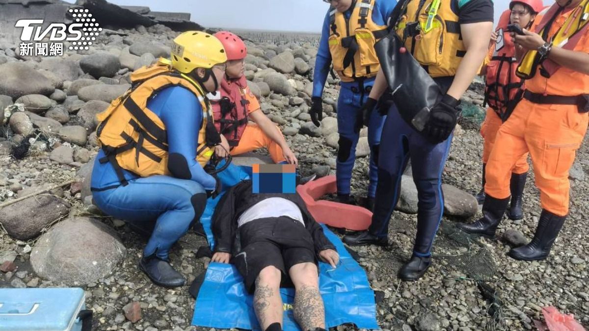 颱風天硬要釣魚?鳳凰來襲狂風暴浪 男釣客意識不清躺濕地