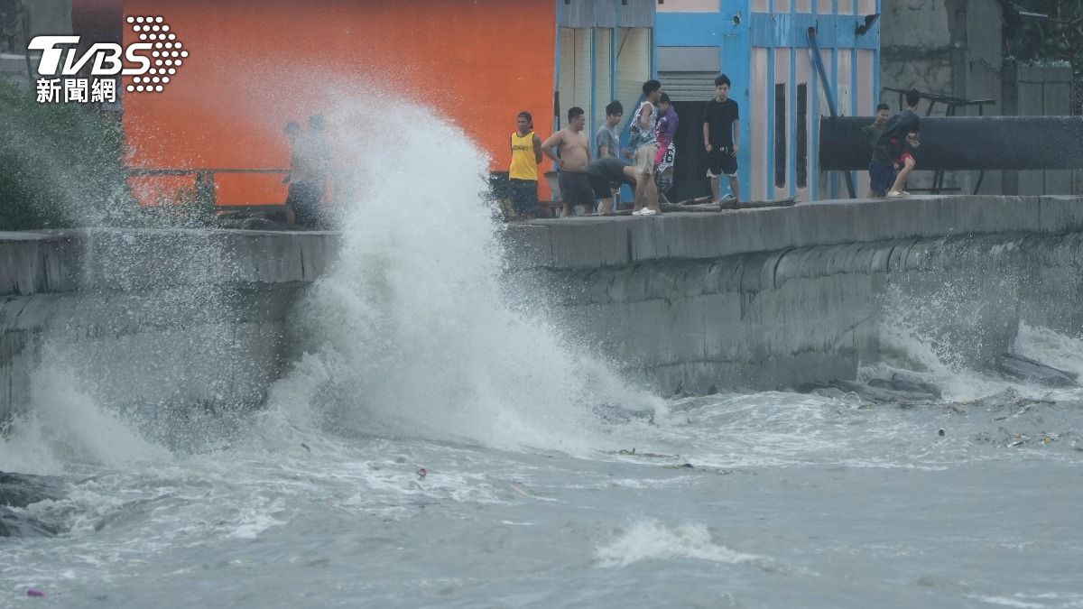 吊橋風中上下搖！　「鳳凰」16級風襲菲律賓　掀巨浪已釀8死