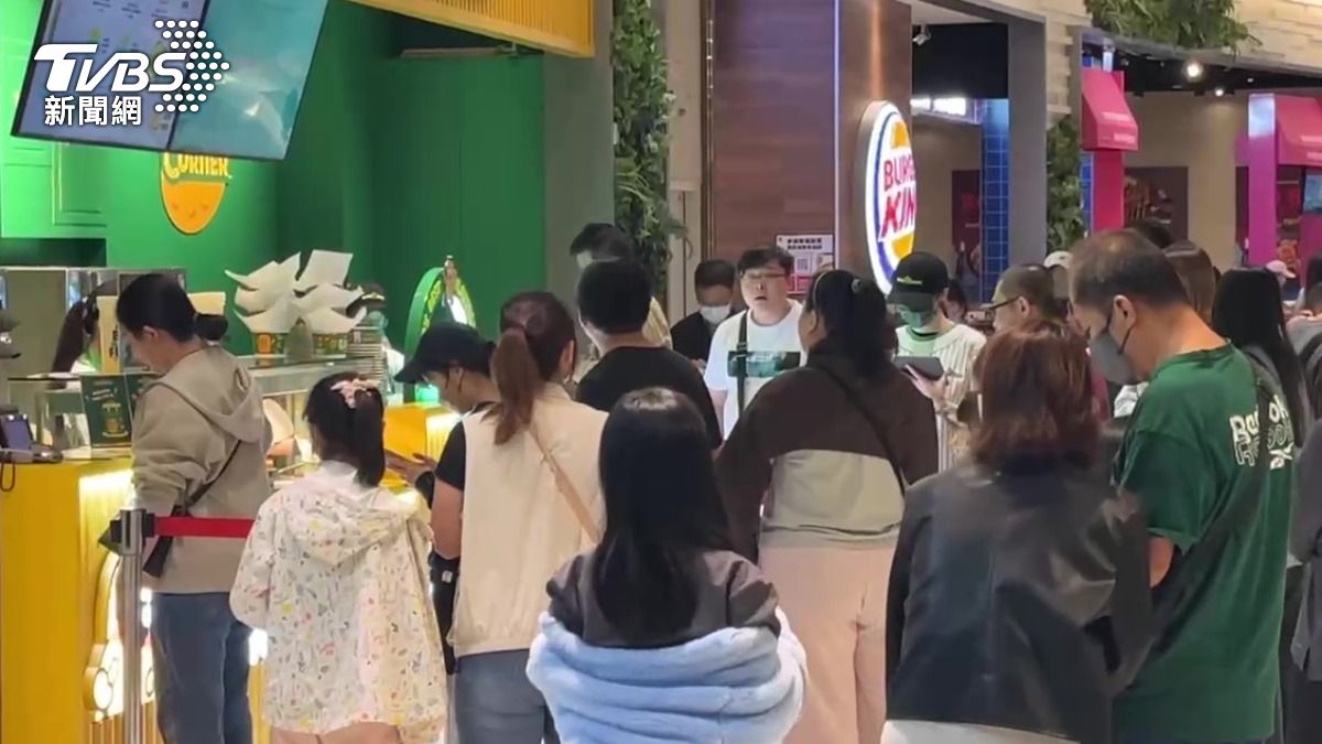 大江購物中心到了中午湧現用餐逛街人潮。（圖／TVBS）