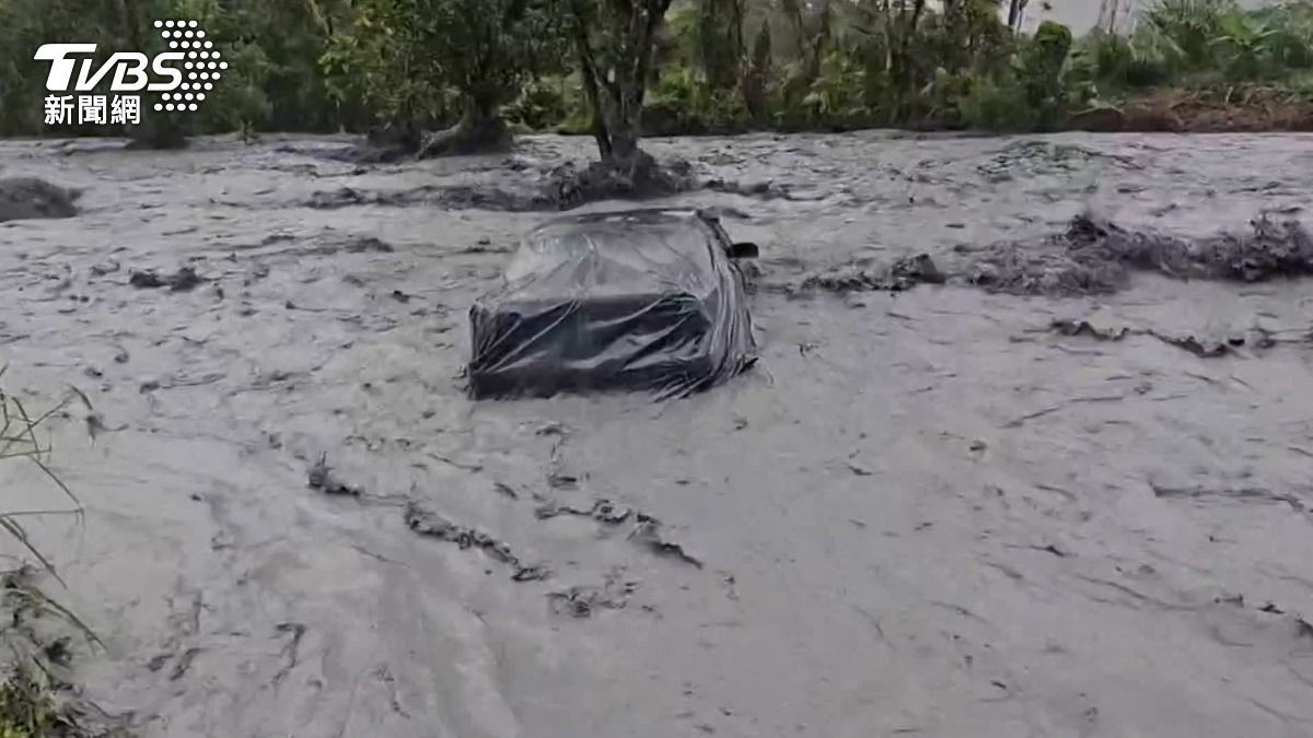 Typhoon weakens but flooding continues in eastern Taiwan