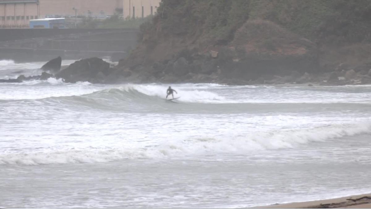 Surfer defies red flag as Taiwan warns of Typhoon Fung-wong