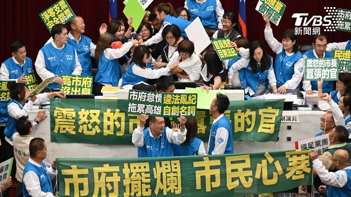 藍營攻佔主席台。（圖／TVBS）