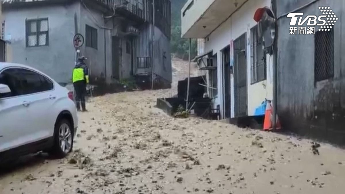 快訊／宜蘭南方澳土石流！大量土石衝向馬路　恐怖畫面曝