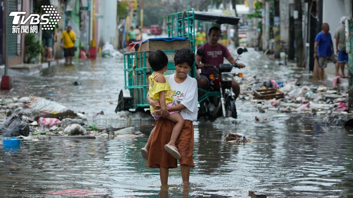 颱風「鳳凰」已迫使約140萬人流離失所。（圖／達志影像美聯社）