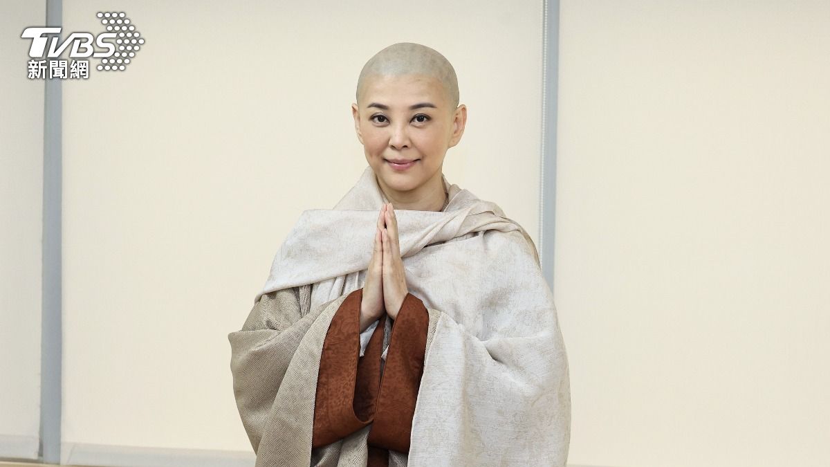一代小旦變尼姑!53歲方馨剃髮披袈裟 眼眶含淚:回不去了