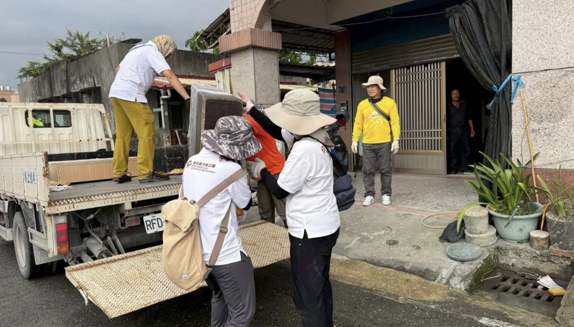助花蓮光復受災戶重建 北市府與民團贈再生家具
