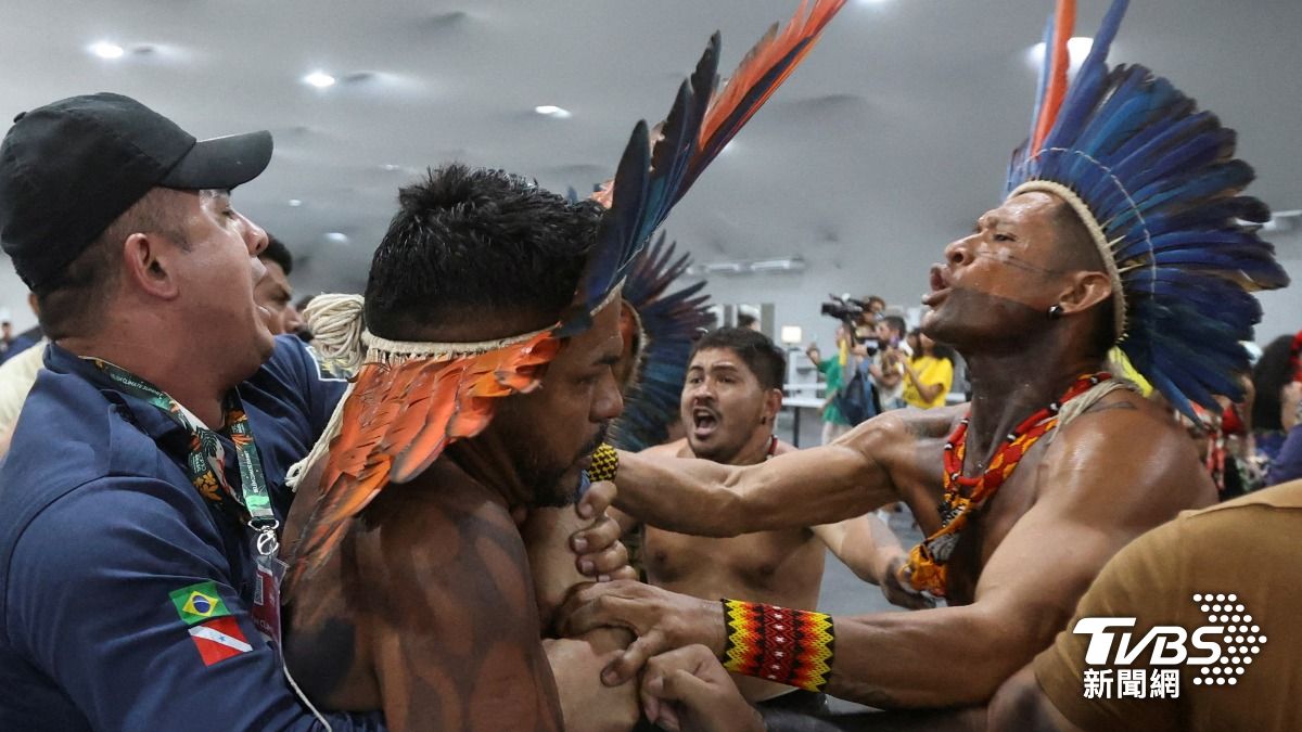 COP30爆衝突 原住民欲闖會場、維安人員遭鼓棒打到頭