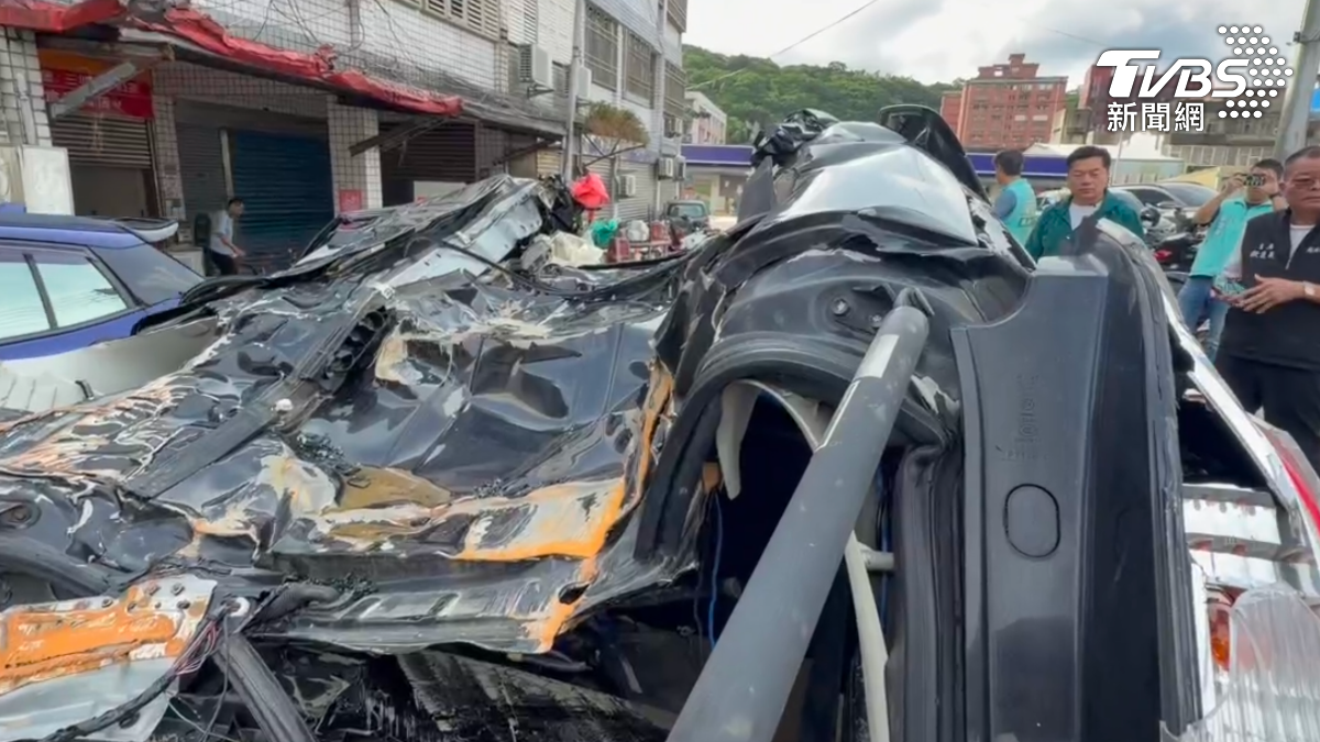 颱風釀災！國軍裝甲車輾爆災民泡水車　車主目睹傻眼喊賠償