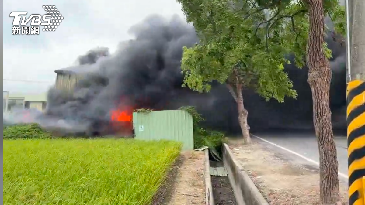 快訊/劇烈黑煙沖天!台南中古車材料行火災 民眾驚喊:快關窗
