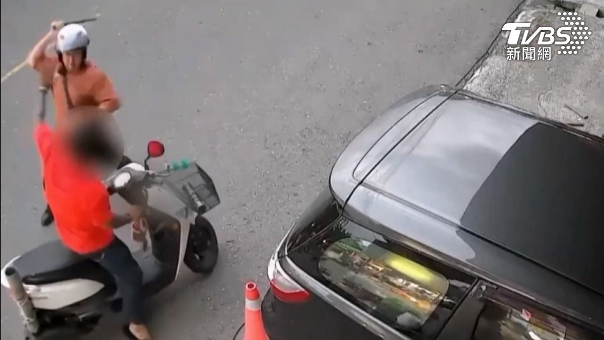 偷車賊反抗拒捕掏「螺絲起子」攻擊警 「警棍」伺候 強行壓制