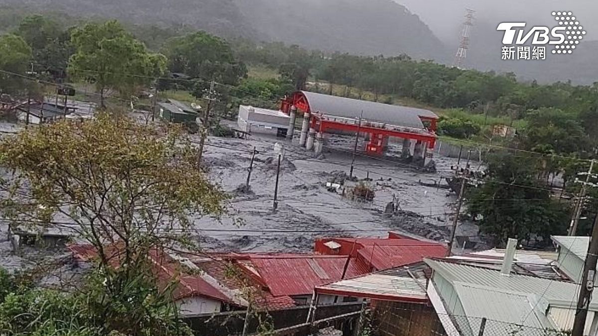 馬太鞍溪水持續暴漲!花蓮萬榮鄉明利村災情擴大 房屋快滅頂