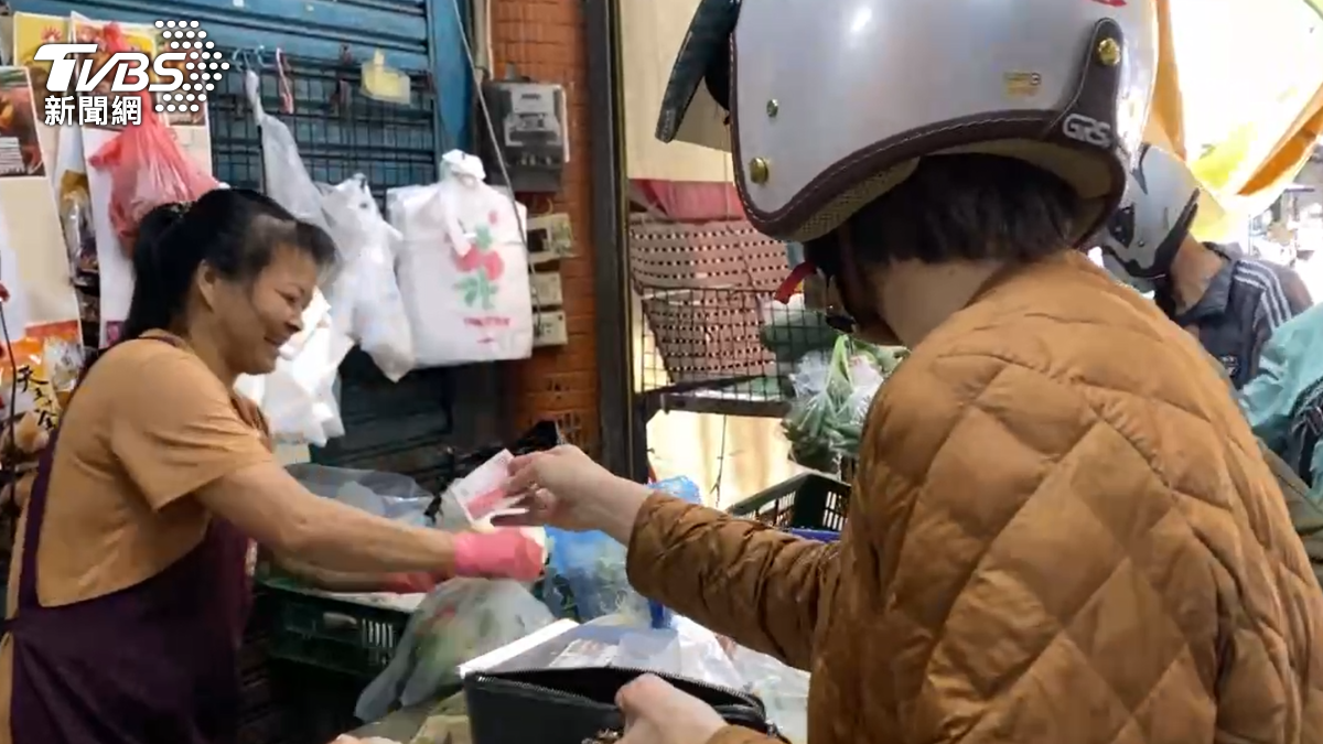 彰化人急了！颱風還沒登陸先衝市場「怕菜漲」　人潮曝