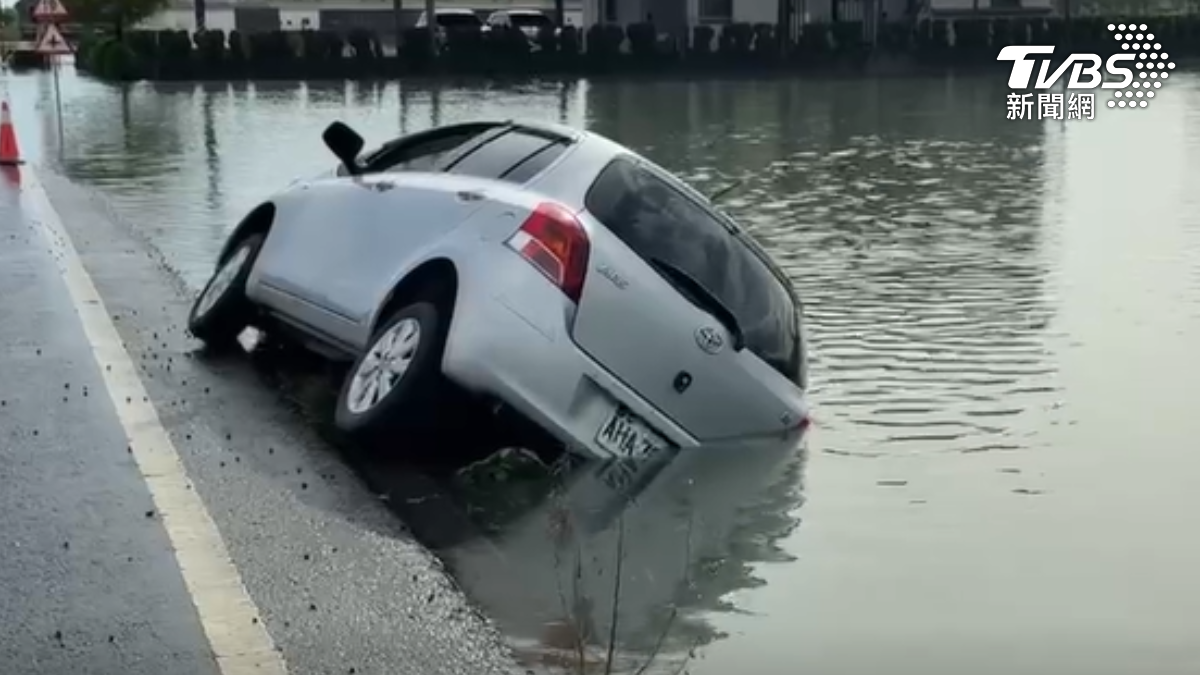 宜蘭連日豪雨釀災!冬山積水淹沒道路 道路成汪洋
