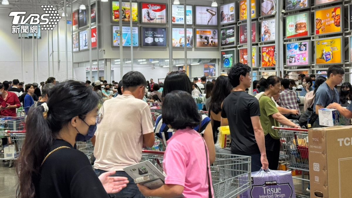 直擊／高雄颱風假百貨、好市多人潮擠爆　鼎泰豐要排110分鐘