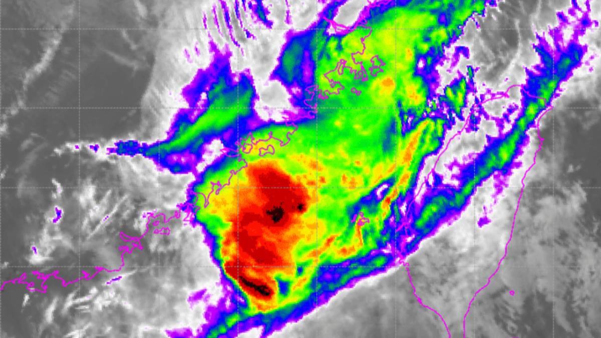 天氣／颱風路徑又變了！　鳳凰「爆菊颱」撞進台灣